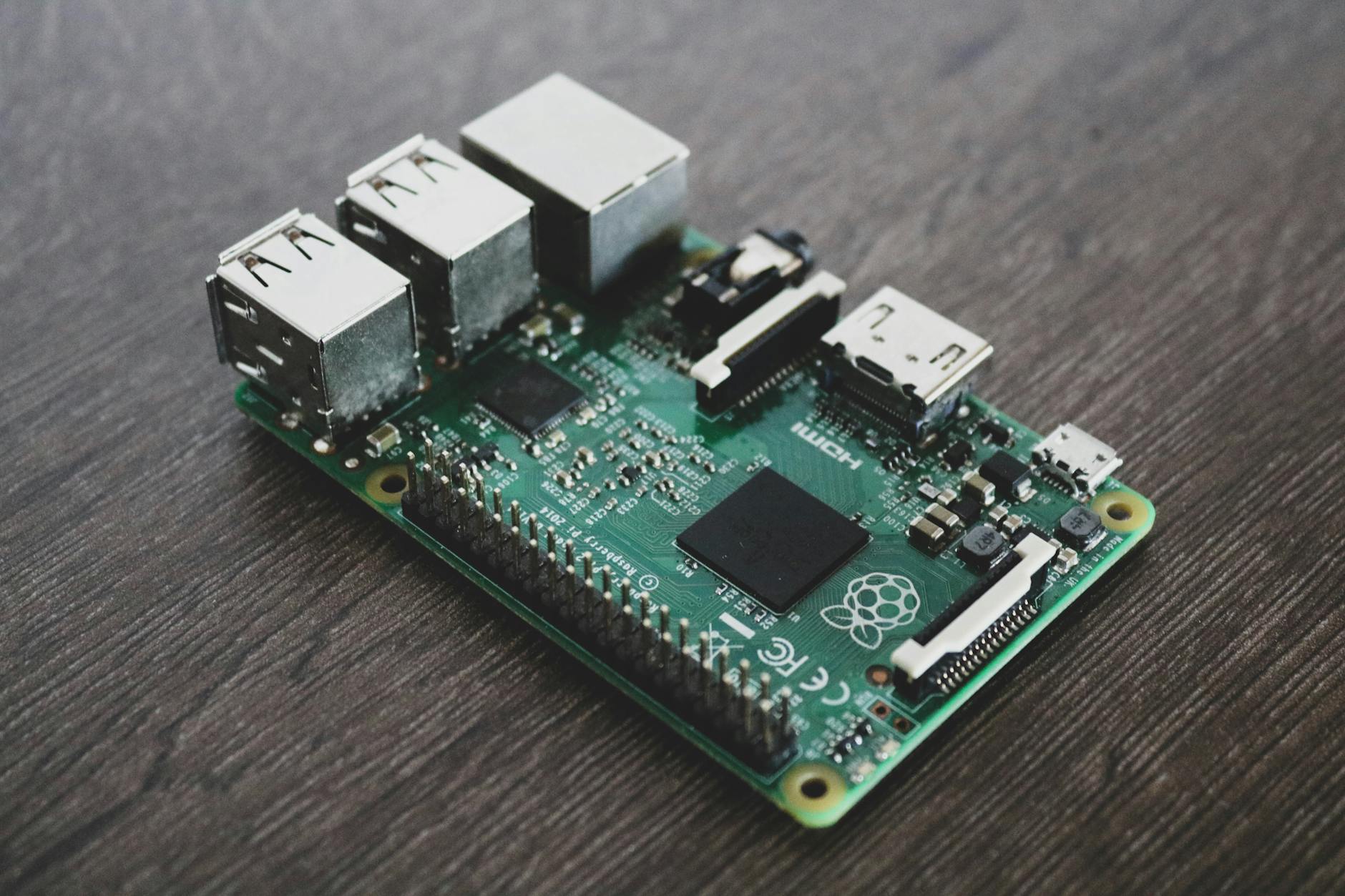 Zbliżenie płytki Raspberry Pi z układami scalonymi i komponentami