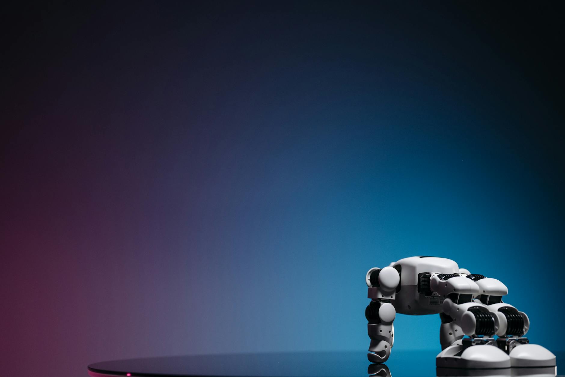 Futurystyczny robot-zabawka w zbliżeniu na lustrzanej powierzchni