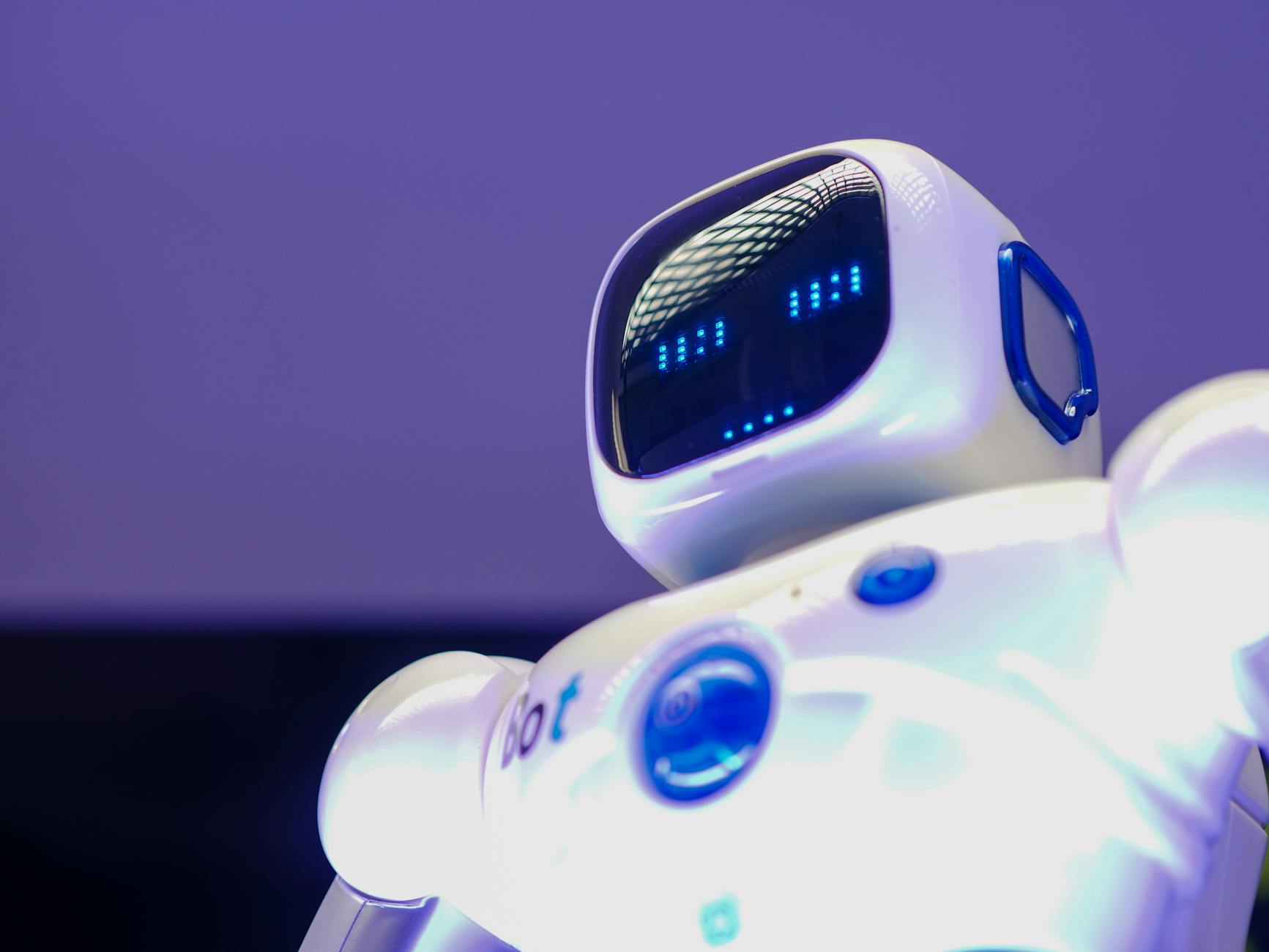 Humanoidalny robot z cyfrową twarzą symbolizujący nowoczesną sztuczną inteligenc