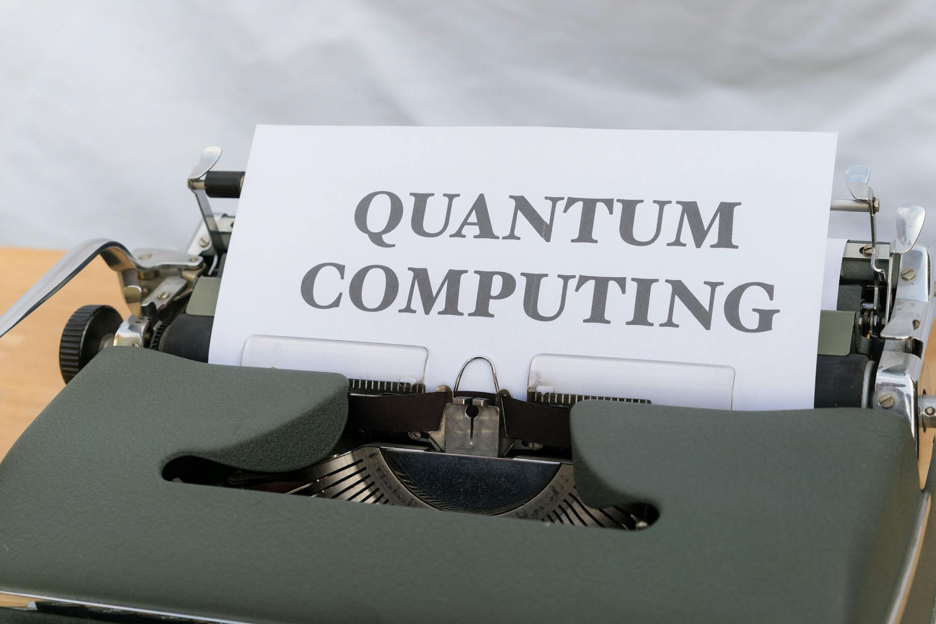 Quantum safe: jak przygotować firmę na kryptografię postkwantową bez paniki Stara maszyna do pisania z kartką z napisem Quantum Computing