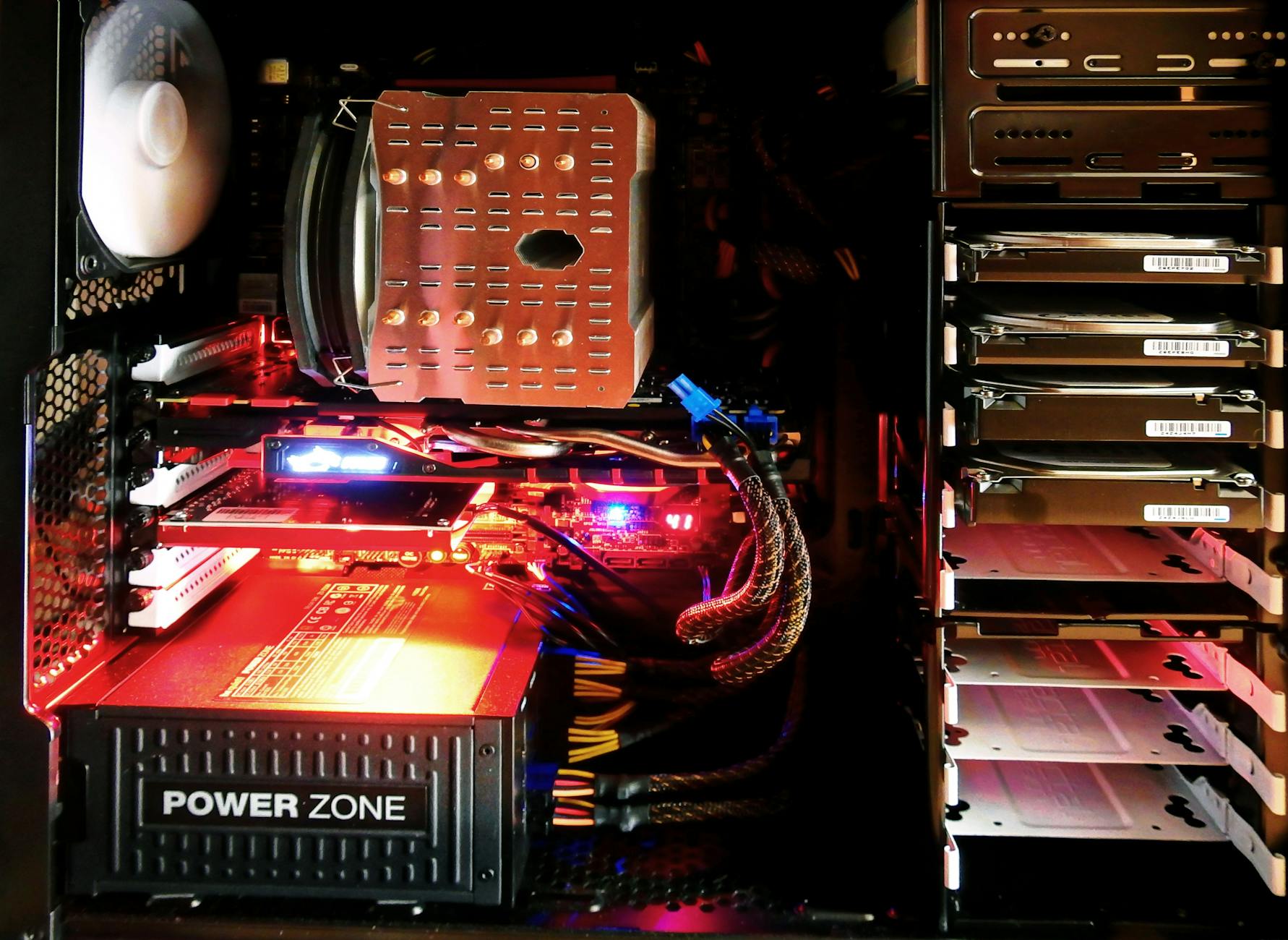 Zbliżenie podzespołów komputera gamingowego z podświetleniem RGB