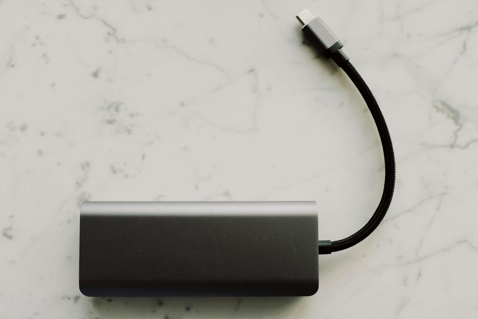 Powerbank USB-C na marmurowym blacie jako sprzęt do podróży