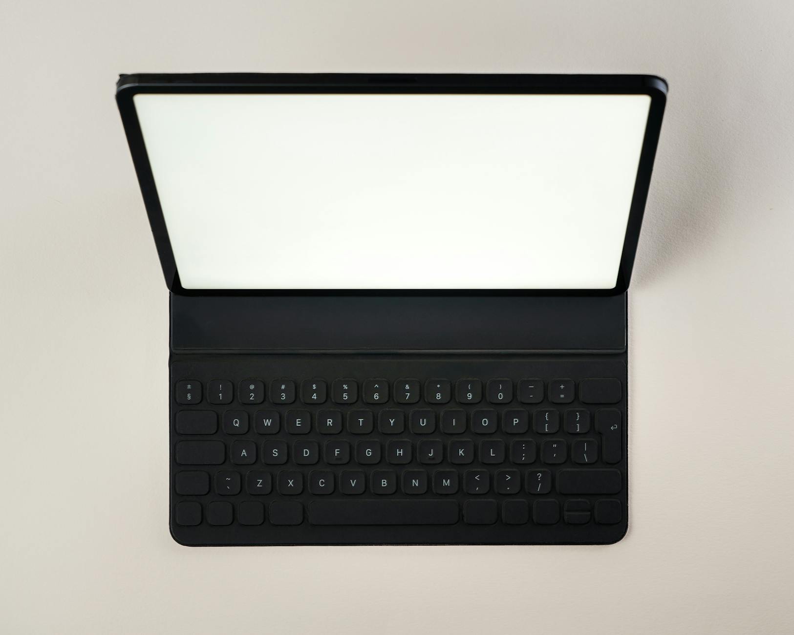 Tablet położony na klawiaturze w widoku z góry