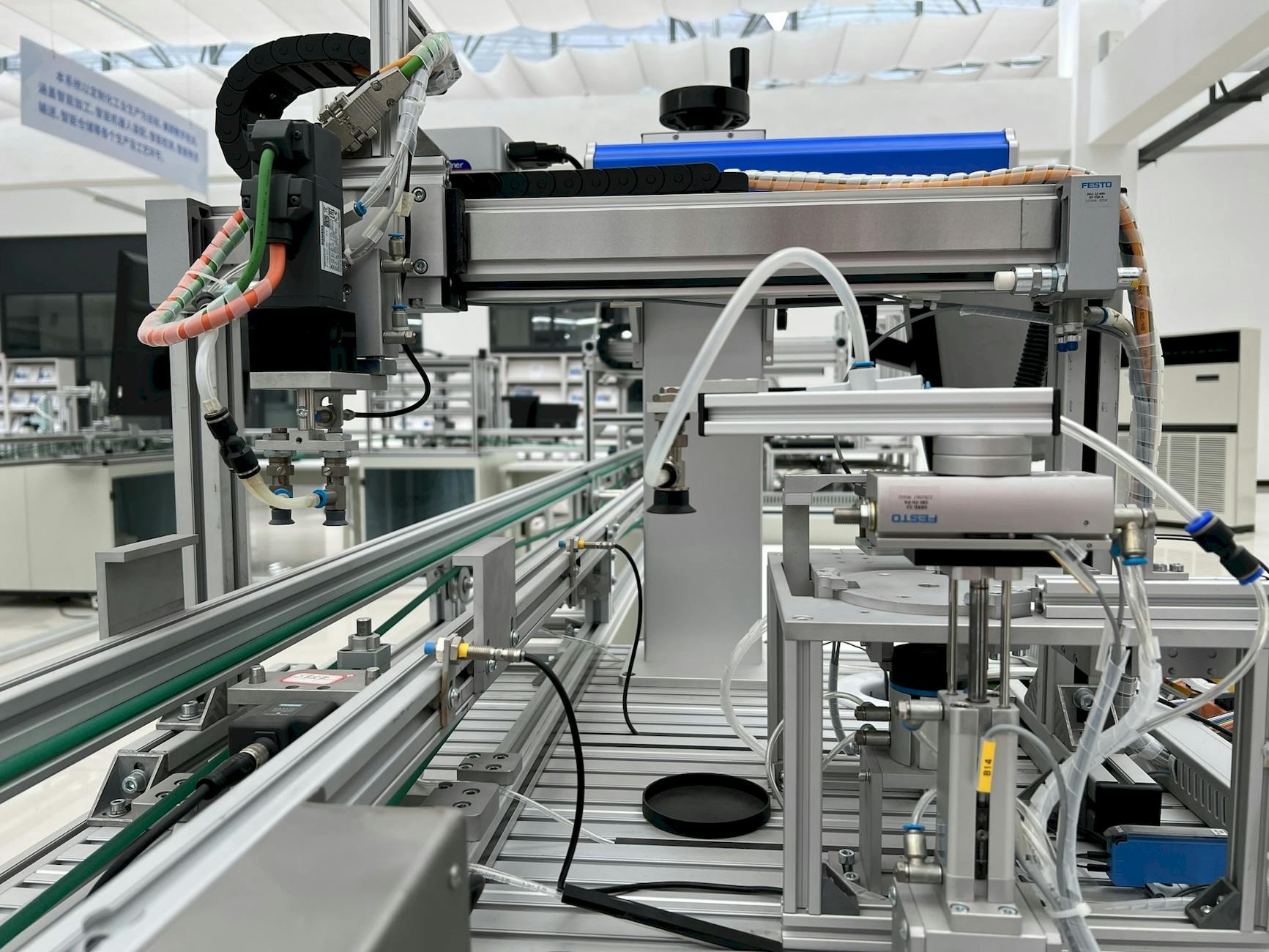 Zbliżenie nowoczesnej maszyny automatyki przemysłowej na hali produkcyjnej