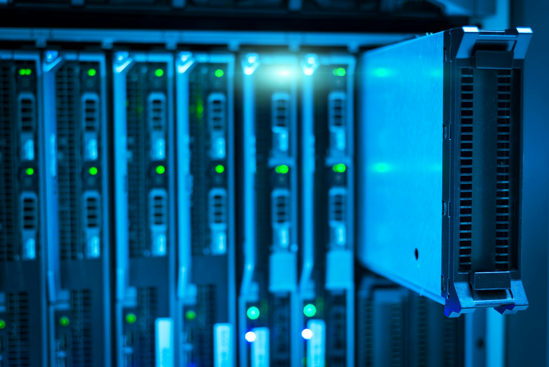 Zbliżenie na serwerowy rack z macierzami dysków NVMe