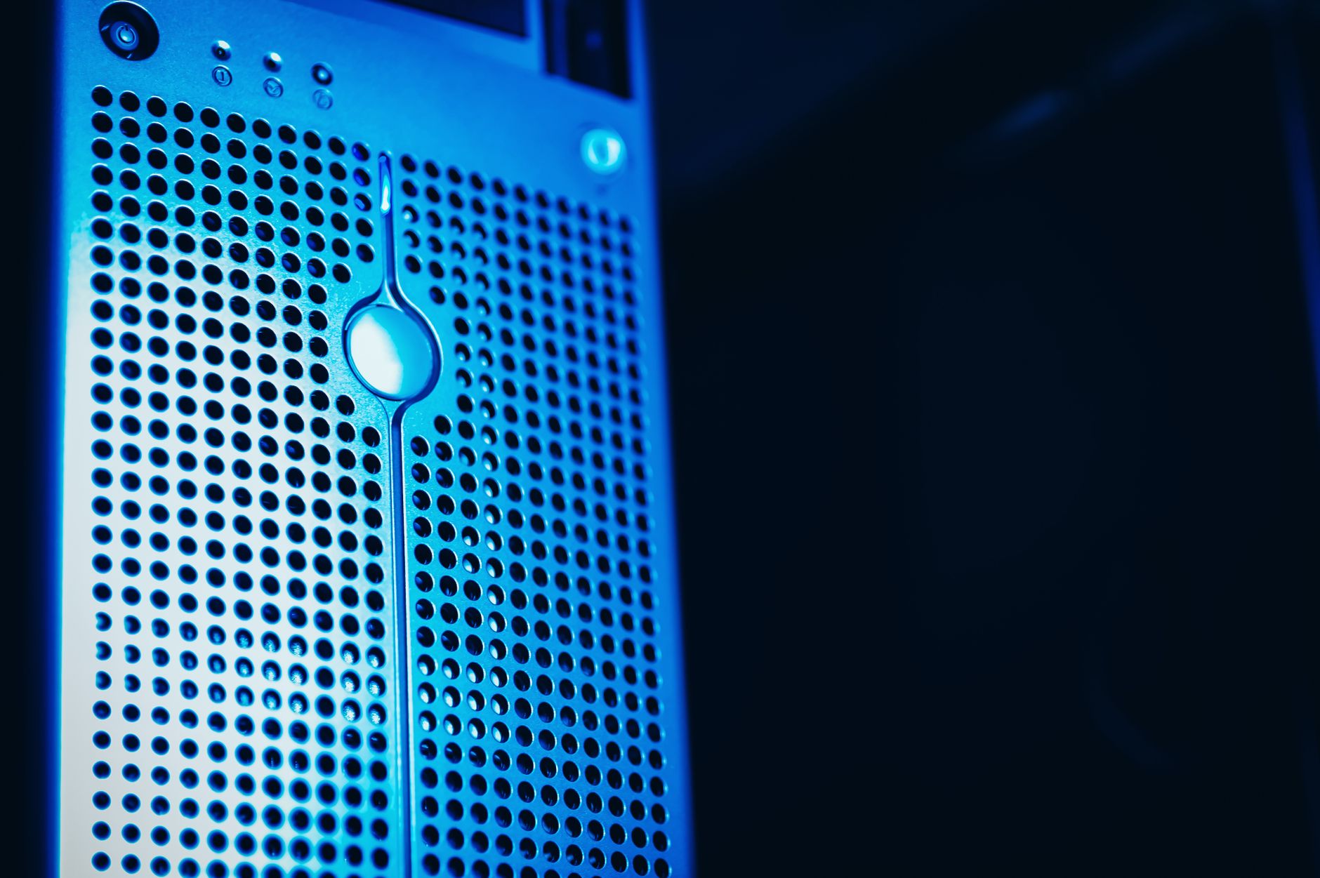 SQL Server 2025: nowości w wydajności i bezpieczeństwie baz danych Nowoczesna szafa serwerowa w bezpiecznym centrum danych