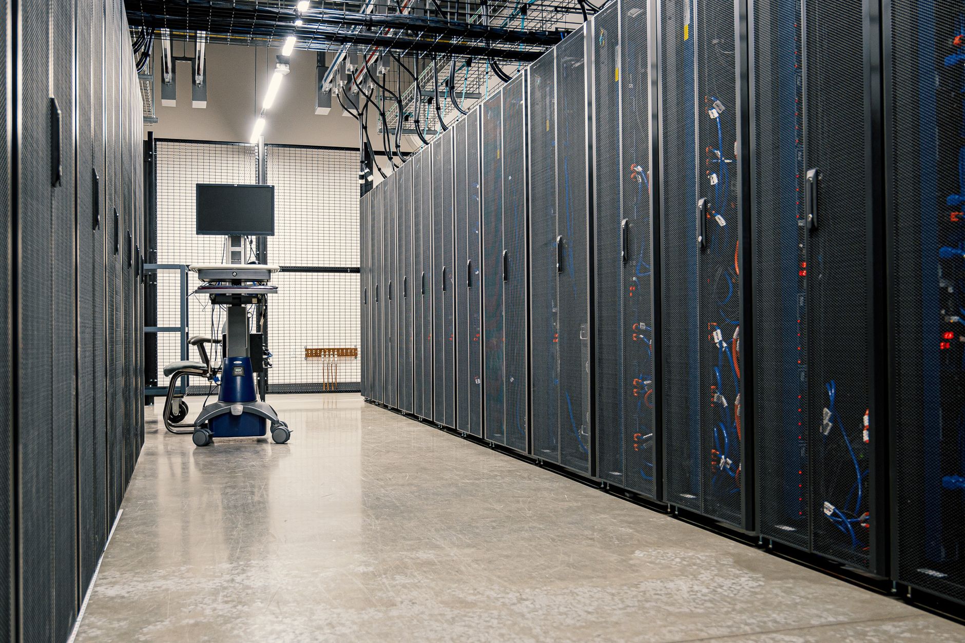 Szafy serwerowe i okablowanie w nowoczesnym centrum danych SQL Server