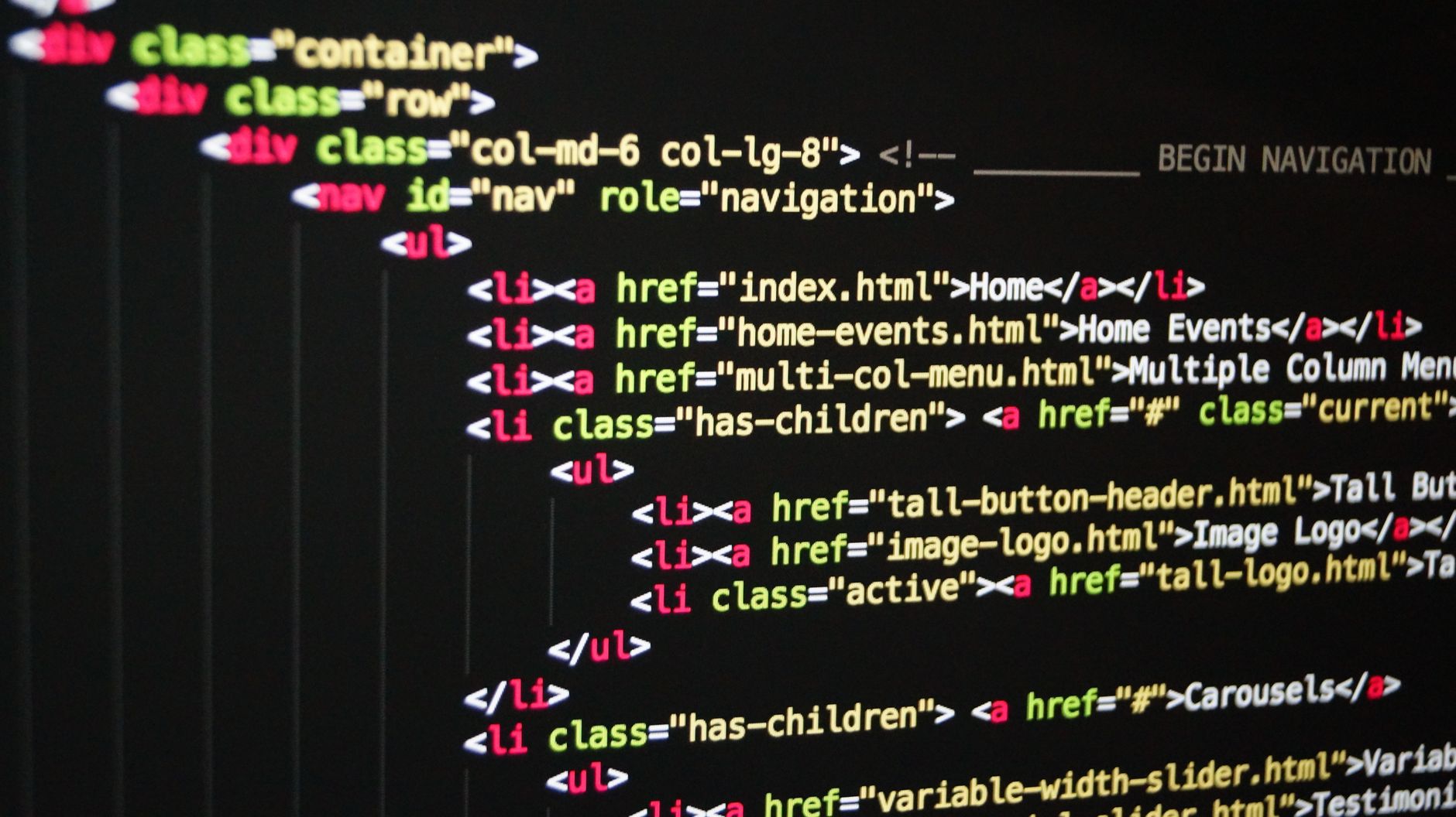 Wersjonowanie artefaktów: semver, tagi i release notes automatycznie Zbliżenie kolorowego kodu HTML na ekranie monitora
