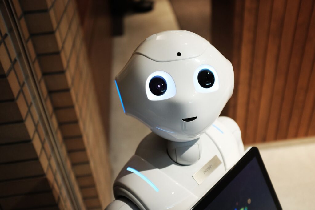 Futurystyczny humanoidalny robot we wnętrzu w Tokio