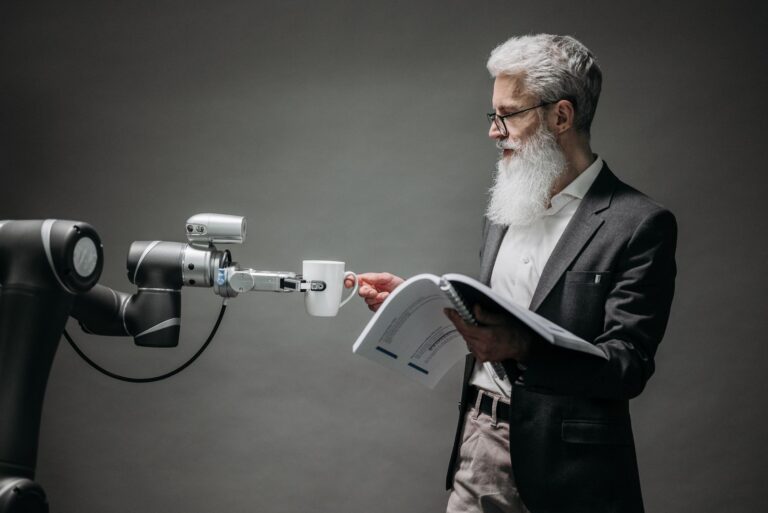 Naukowiec korzystający z pomocy robota w laboratorium